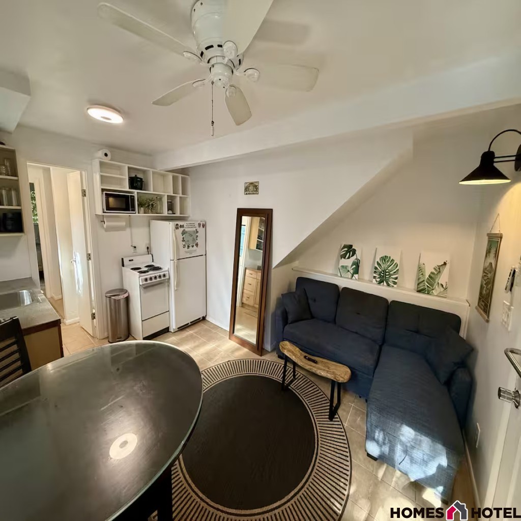 One-bedroom studio with Sauna located in the heart of North Shore